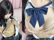 Chińska idealna dziewczyna w seksownej krótkiej spódniczce pieszczoty