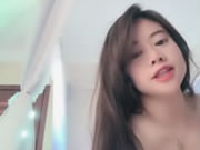 Chińska dziewczyna z dużymi cyckami masturbuje się przed kamerą